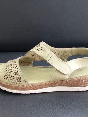 Leather platform sandals, pistachio color, size 37