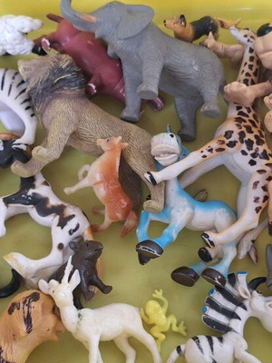 Farm animal figures used, pack of 30 colorful