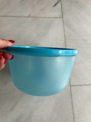 Tupper 2lt bowl new in turquoise color