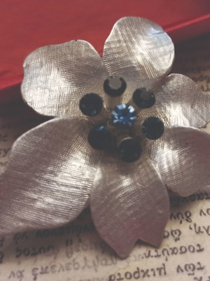 Silver-plated vintage flower brooch new, with blue crystals