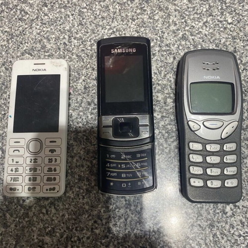 Package of five mobile phones and 13 headset sets used, unknown phone condition