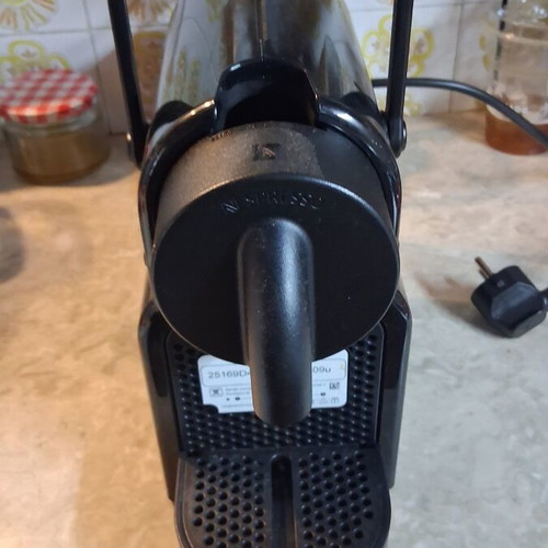 DeLonghi Inissia Nespresso capsule coffee machine with milk frother