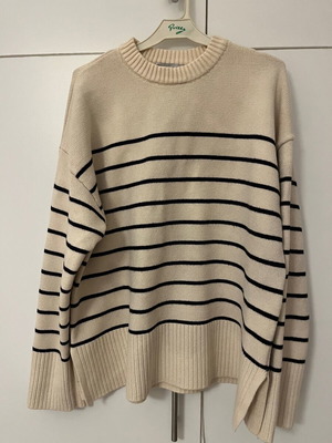 Μπεζ πλεκτό πουλόβερ με μαύρες ρίγες