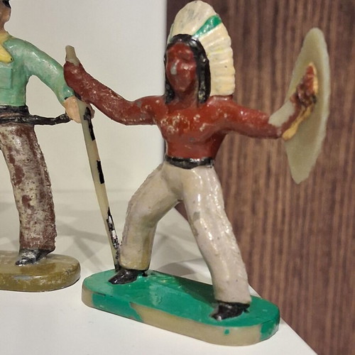 Vintage figurines pack with Indians and soldiers