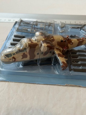 Модел на хеликоптер Mil Mi 24 Hind 1/100 нов