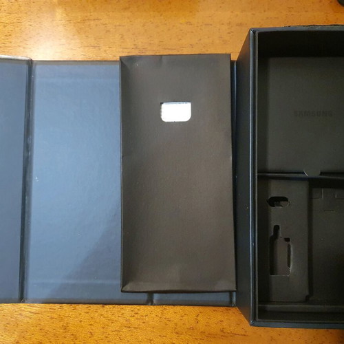 Samsung S8 used with broken screen and glass, includes cases and box