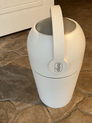 Chicco diaper disposal bin