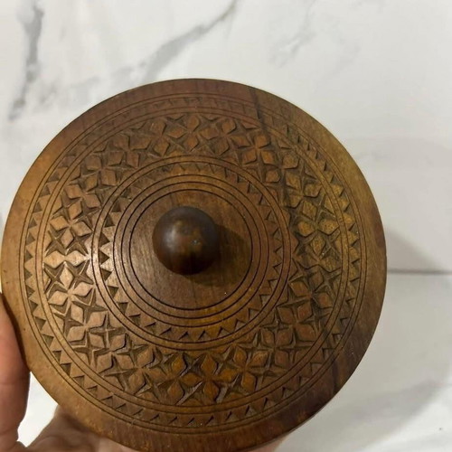 Retro wooden box like new with lid and carving