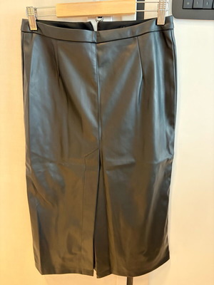 Leather skirt black medium size new