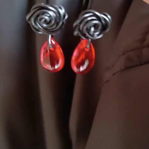 Rose earrings made of black aluminum wire with red drop new