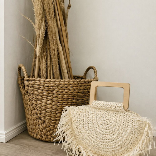 Straw bag with wooden handle and fringes, new, beige