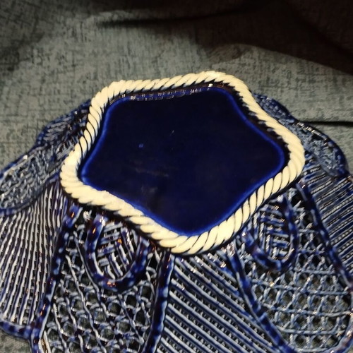 Decorative platter used in blue tone