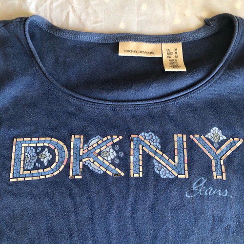 Тениска DKNY синя medium като нова с релефно лого
