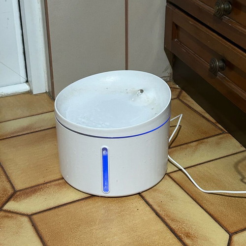 Pet water fountain like new, automatic water dispenser with USB