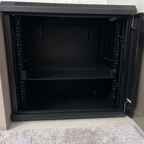 19" Rack 9U and equipment like new with managed and unmanaged switch