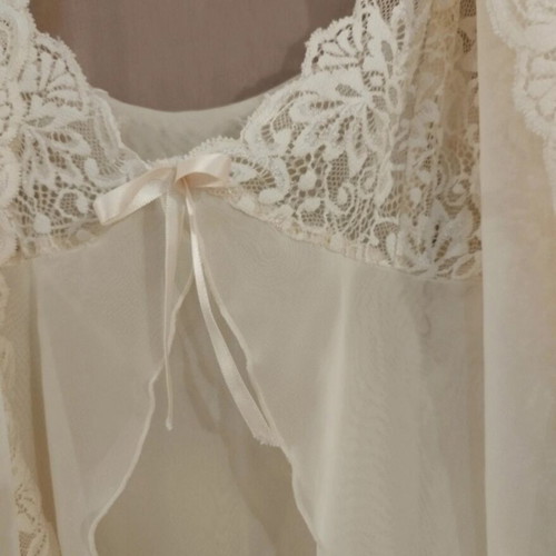 Fontana di Vita nightdress and robe set, soft yellow lace