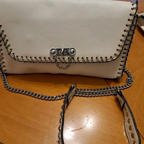 Vintage shoulder bag in very good condition with chain, white