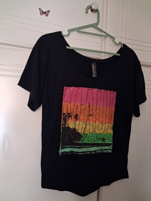 T-Shirt Maui & Sons like new, size S, black with print