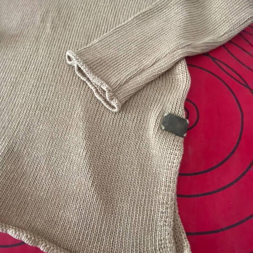 Knitted sweater size M like new, gold