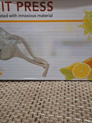 Manual fruit press multifunctional citrus juicer