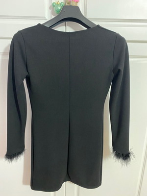 Dress used with feathers and V-neck, size S, black