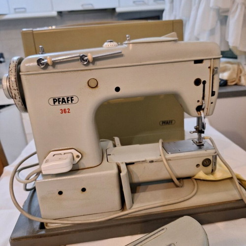 Pfaff 362 vintage sewing machine like new