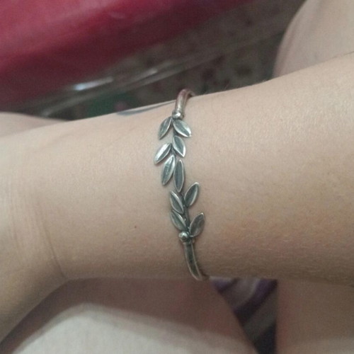 Silver 925 bracelet with leaf design like new