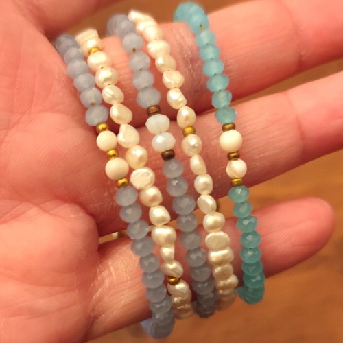 Set of 5 bracelets with glass and pearl beads, new