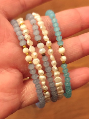 Set of 5 bracelets with glass and pearl beads, new