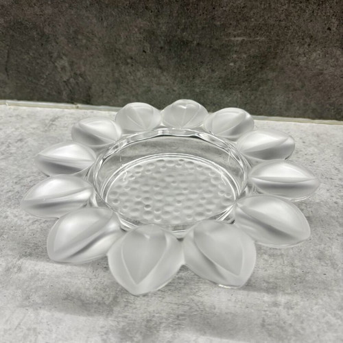 Crystal plate with petals used decorative flower design