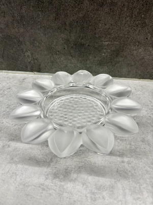Crystal plate with petals used decorative flower design