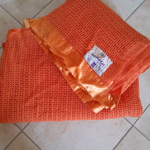 Orange blankets like new, pack of 2 Lan Air Cel wool