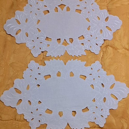 Set of 4 white doilies like new, oval with cut details