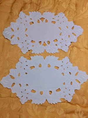 Set of 4 white doilies like new, oval with cut details