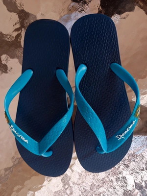 Ipanema children's flip flops like new, size 33-34, blue