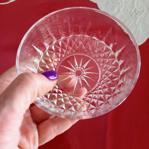 Small glass bowl with star design like new