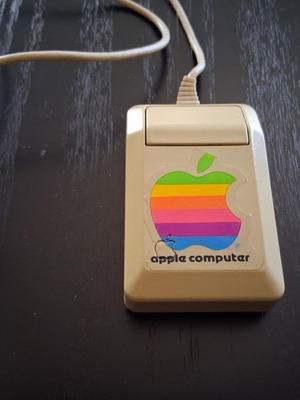 Apple Computer Inc. 1986 mouse used with User's Manual