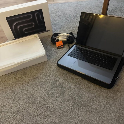 Apple Mac Book Pro 14 inch like new, 8GB, with carrying case