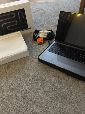 Apple Mac Book Pro 14 inch like new, 8GB, with carrying case