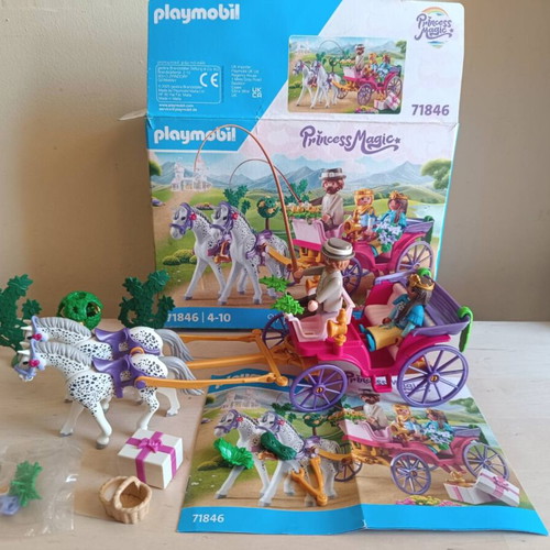 Playmobil carriage used, missing one figure