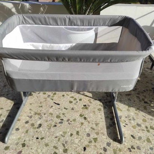 Safety baby cot used with side opening and adjustable height