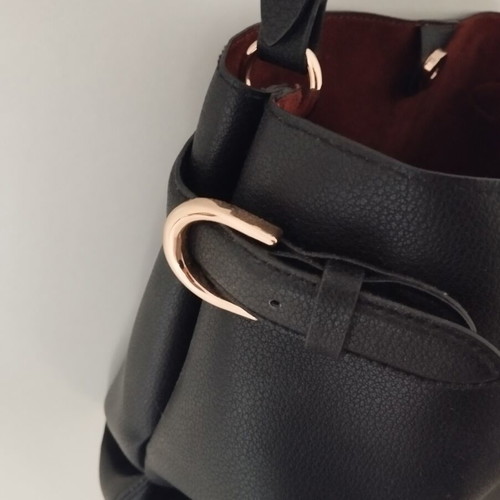 H&M black shoulder bag like new, medium size with clasp