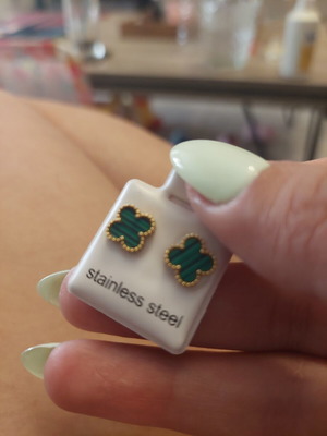 Stud earrings new, green and gold tone