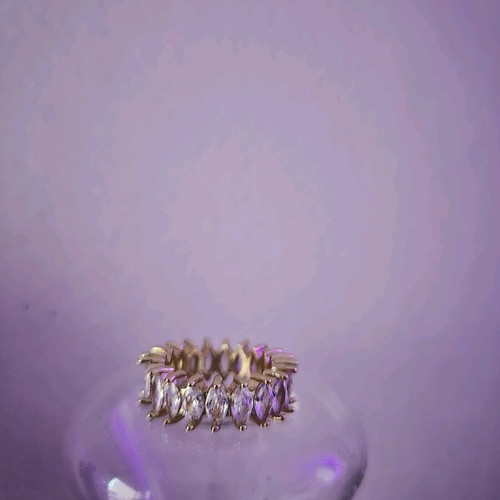 Ring like new with adjustable size and zircon gold color