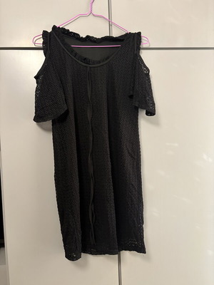 Μαύρο δαντελένιο φόρεμα cold shoulder one size made in Italy σαν καινούργιο