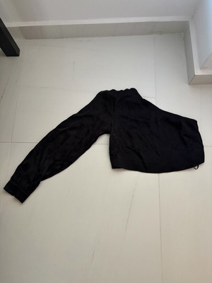 4tailors top with 1 sleeve, fitted, like new, black