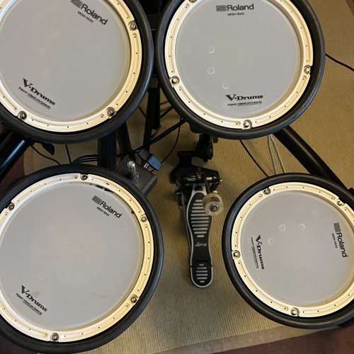 Roland Electronic Drums TD-07 like new with pedal and seat