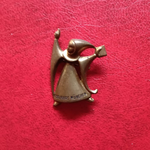 Metal collectible pin 800 jahre Munchen used, anniversary badge