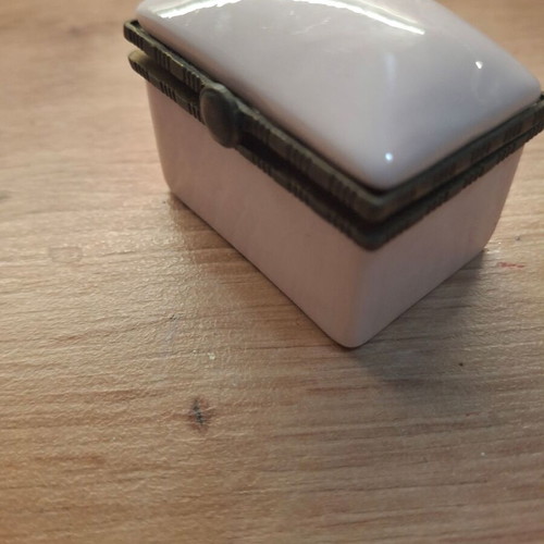 Vintage pink porcelain jewelry box like new