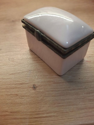 Vintage pink porcelain jewelry box like new